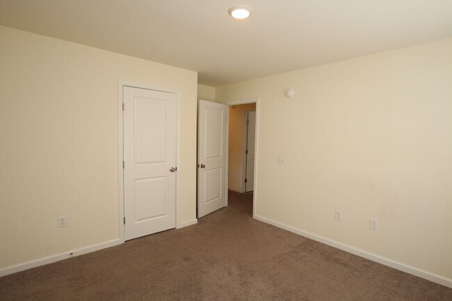 Building Photo - Modern Home for Immediate Occupancy – Avai...