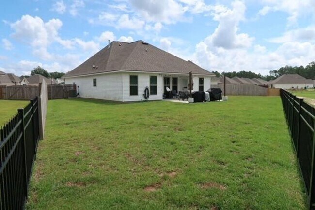 Building Photo - Golf Course and Pond Views