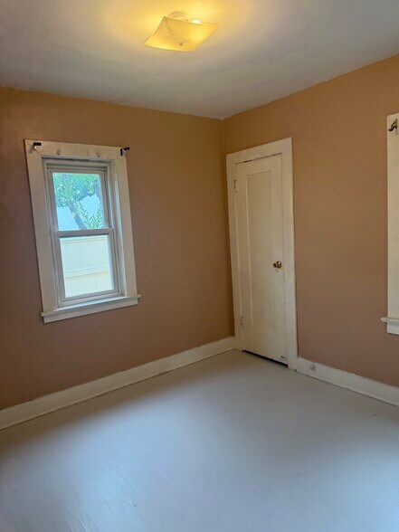Building Photo - 1133 E Lexington Dr