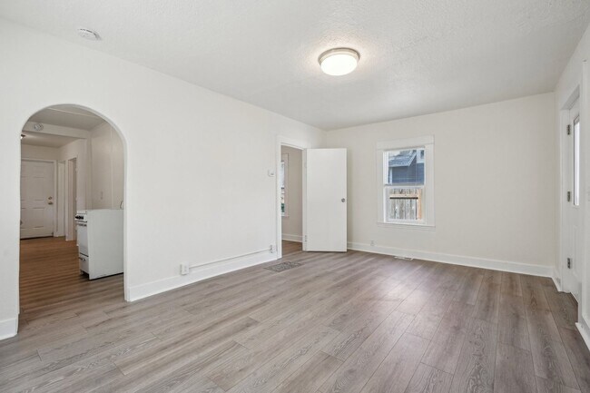 Building Photo - Charming 2 bed 1 bath Bungalow
