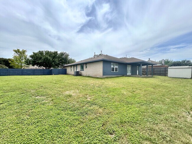 Building Photo - Spacious 4/BR 3/BA One-Level Home with Lar...