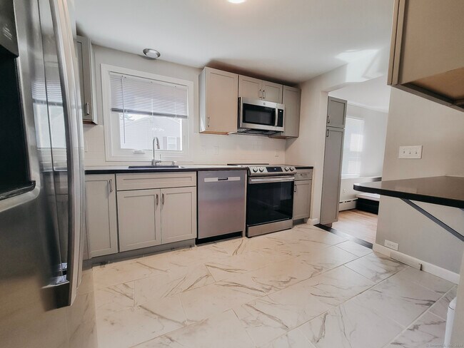 Building Photo - 90 Cedar Ln