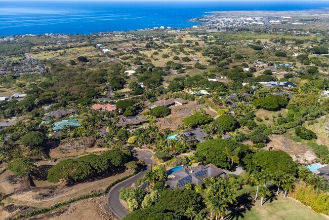 Building Photo - Luxury furnished 4 bedroom 3 bathroom with pool, spa, and outdoor showers