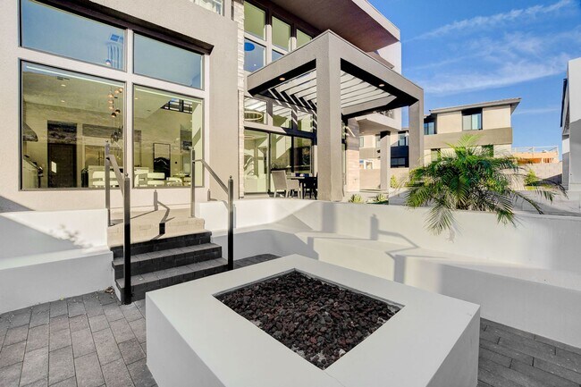 Building Photo - Mesa Ridge Luxury Oasis Feathertop