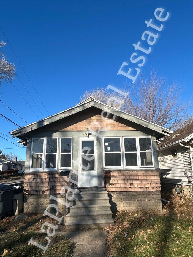 Building Photo - Bright Newly renovated Home in a Quiet West Toledo Neighborhood