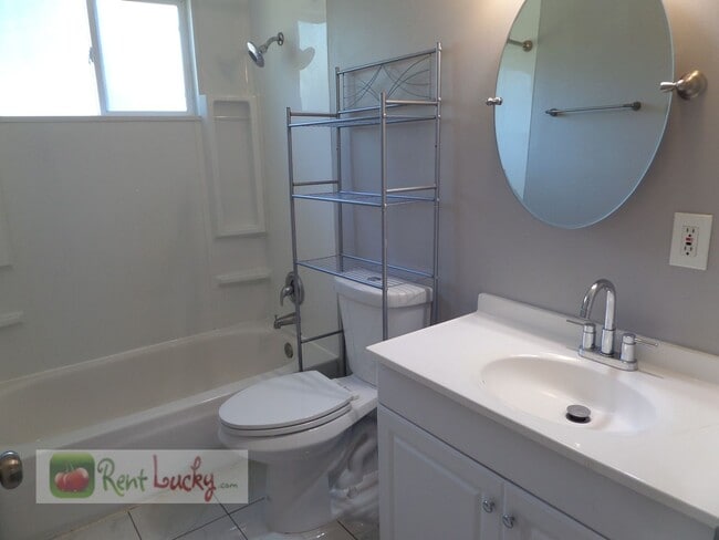 Building Photo - Adorable 3-Bedroom Home w/Large Fenced Yar...