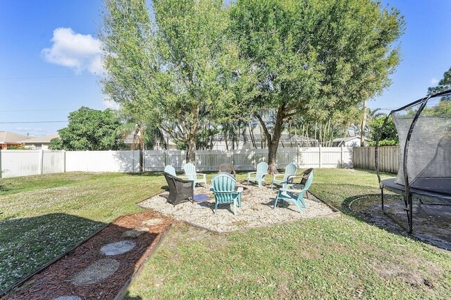 Building Photo - 655 SE Ron Rico Terrace