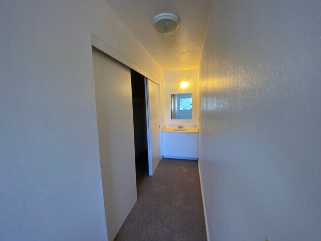 Building Photo - La Tierra Gardens - 2/1 Upstairs Apartment