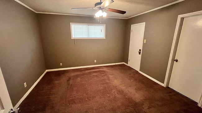 Building Photo - 4 Bed / 2 Bath Home with Fenced Backyard