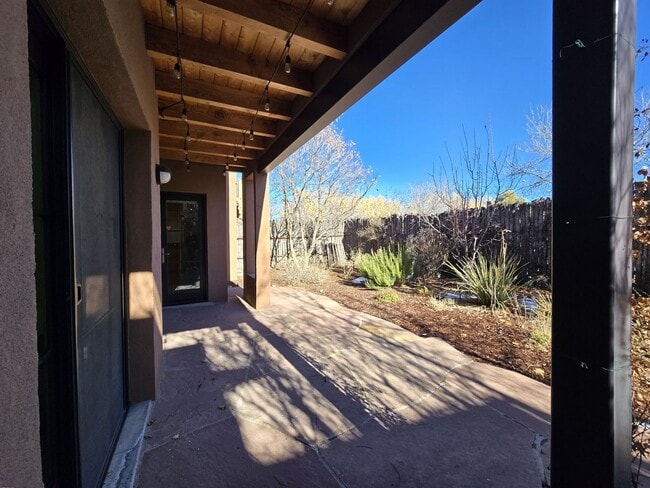 Building Photo - 927 Alto St