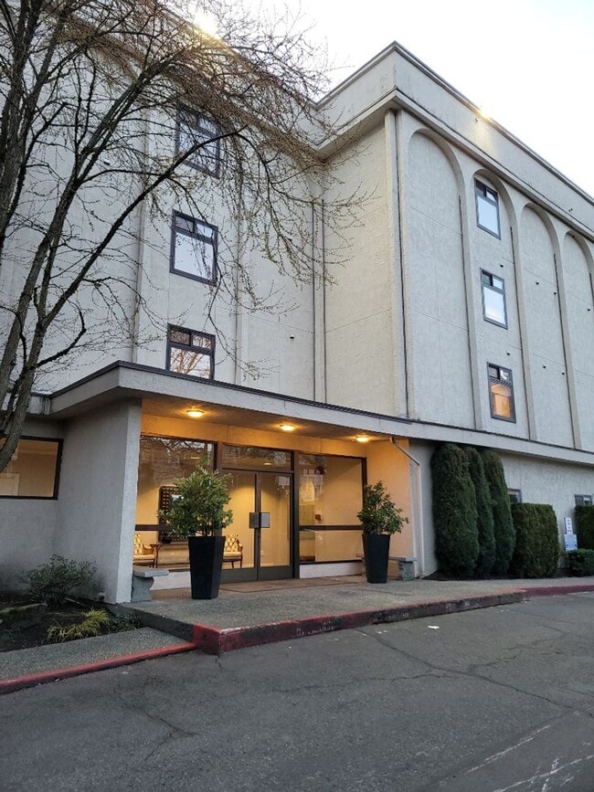 Primary Photo - 2 Bed 1.5 Bath Condo Downtown Bellevue