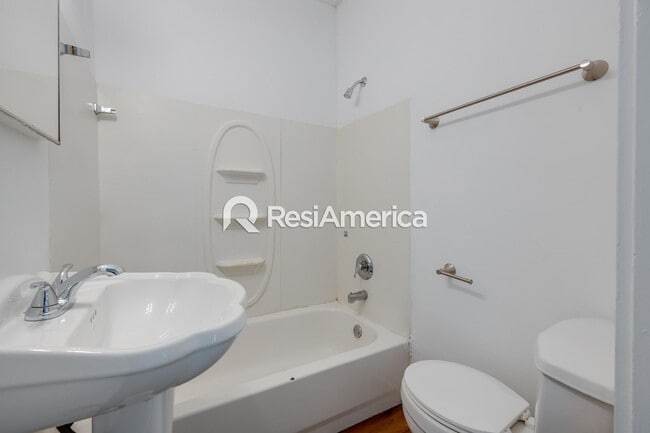 Building Photo - Charming 3-Bedroom 2 bath available now
