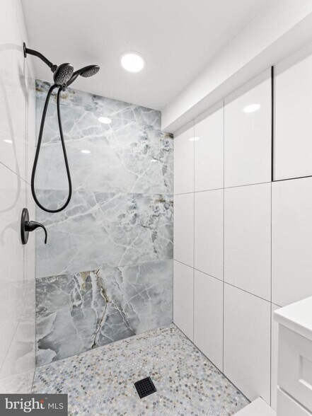 Building Photo - 4927 Catharine St