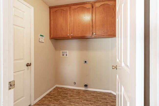 Building Photo - Two story home located near major shopping and restaurants!