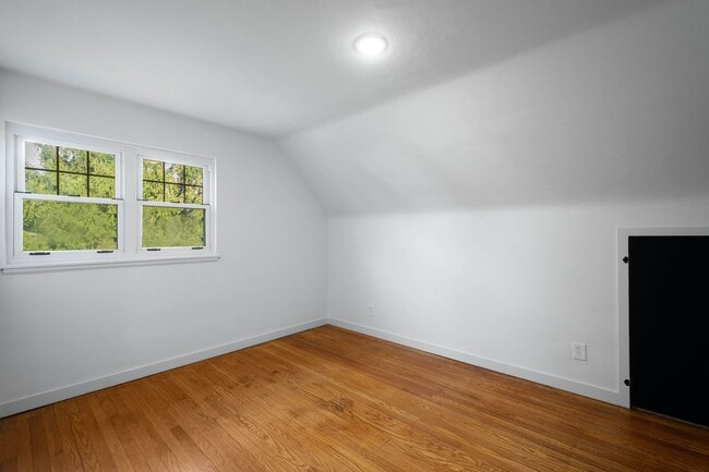 Building Photo - Move in TODAY! Check out this beautifully RENOVATED 3 bedroom in CHURCHILL!