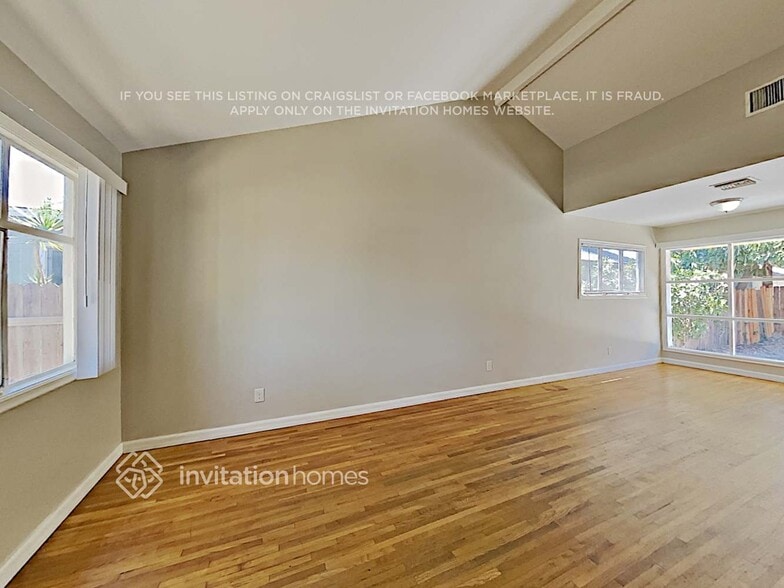 Building Photo - 8647 Tyrone Ave