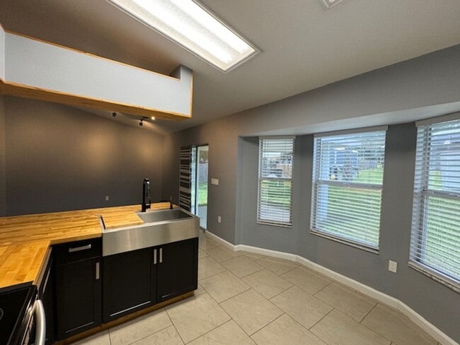 Building Photo - Beautifully Renovated Home In the Shores  3/2/2 **WON"T LAST**