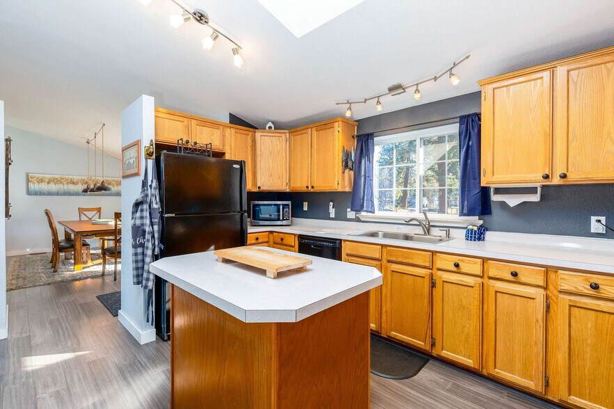 Building Photo - 60289 Cinder Butte Rd