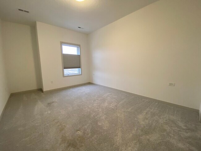 Building Photo - Beautiful Townhome for Rent