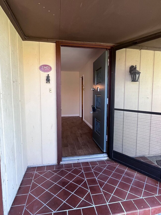 Building Photo - SINGLE STORY 3 BR/ 2 HOME WITH 2 CAR GARAGE