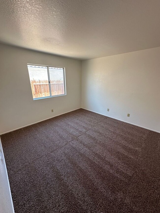 Building Photo - 3 BEDROOM HOME CLOSE TO MOJAVE RD. WEST OF...