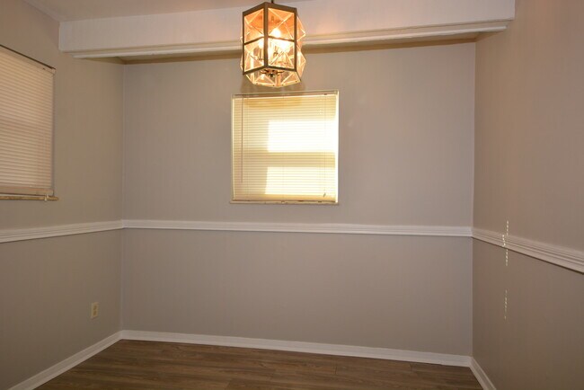 Building Photo - 4330 Villa Dr