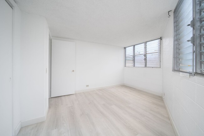 Building Photo - Upgraded Condo w/ Assigned Parking Near H1...