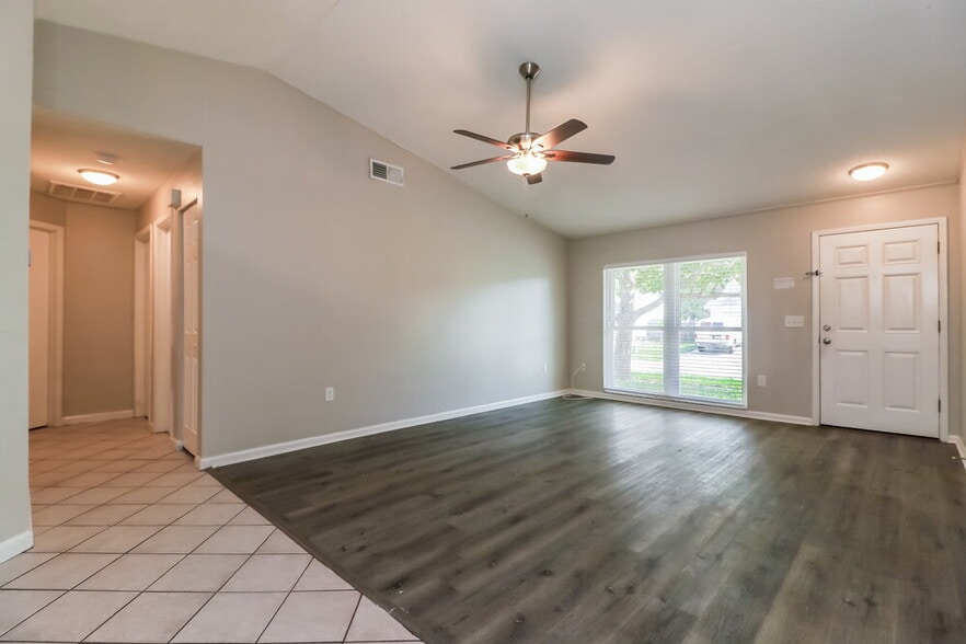 Building Photo - 706 Hazy Meadow Ct