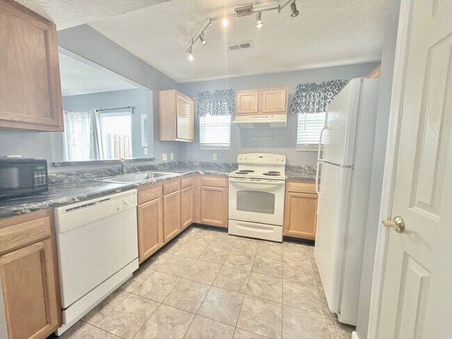 Building Photo - 3-bedroom, 2-bathroom home located in Cincinnati offering a functional layout and practical ameni...