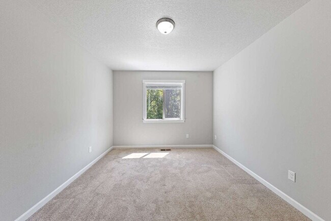 Building Photo - Spacious 4 bedroom home in Dayton