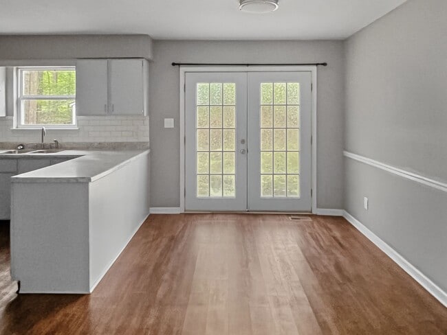 Building Photo - Cary Townhome