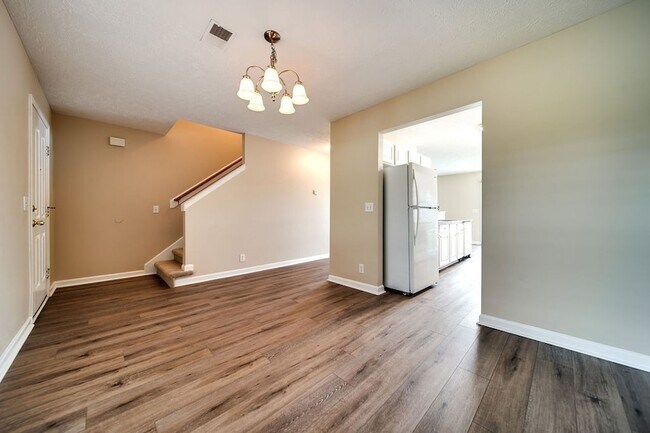 Building Photo - 102 Wagon Ct
