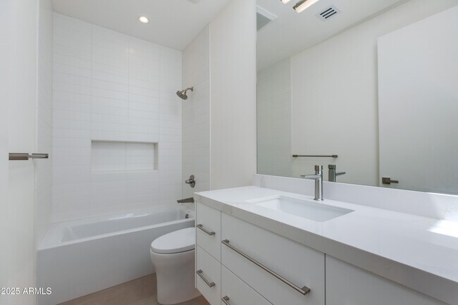 Building Photo - 4002 E Avalon Dr