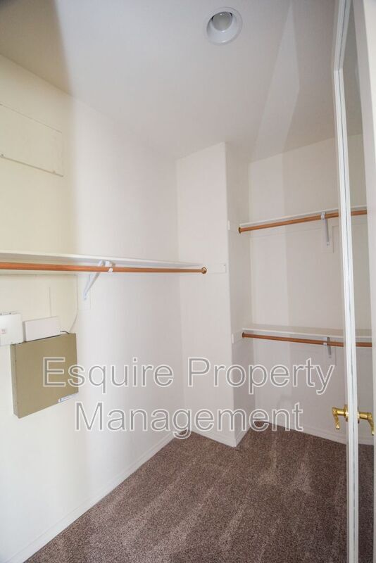 Building Photo - 2895 Diamond Dr