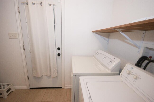 Building Photo - 10922 FM1764