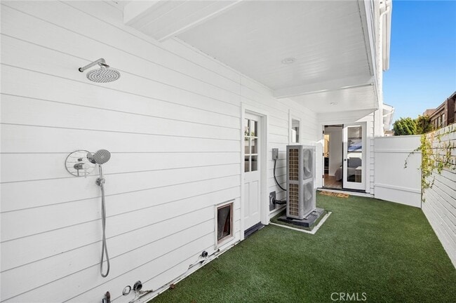 Building Photo - 409 Dahlia Ave