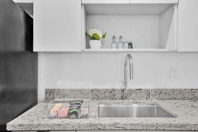 Building Photo - 208 SE 4th St