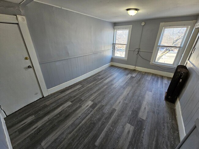 Building Photo - $1475/mo - 1 Bed / 1 Bath Second floor Apartment in Downtown Manchester with All Utilities Included!