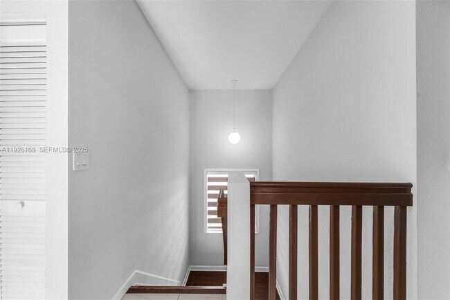 Building Photo - 239 SE 31st Terrace