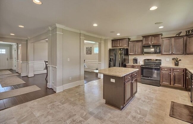 Building Photo - Spacious home for big families