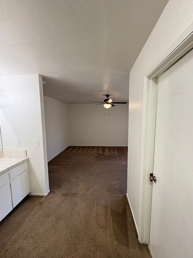 Building Photo - NW Condo Near Shopping Center Available Now!