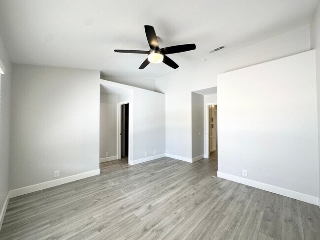 Building Photo - AVAILABLE NOW !! STUNNING 4 Bedroom 2 Bathroom POOL home in La Quinta