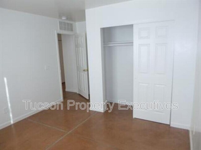 Building Photo - 1412 E 25th St