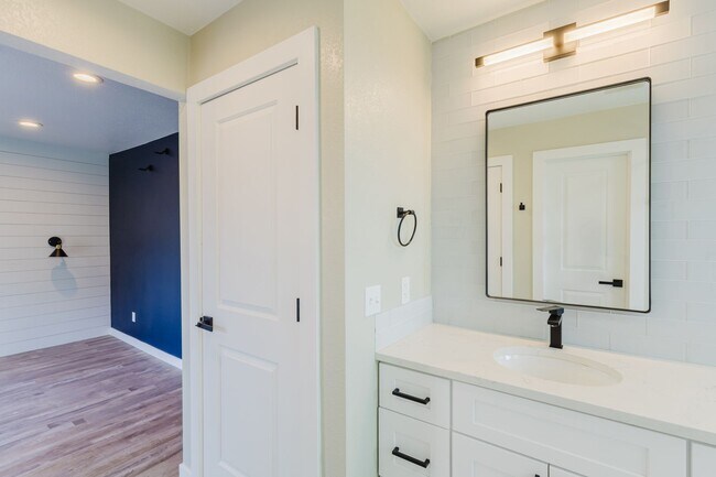 Building Photo - Great updated house in Southeast Denver near Cherry Hills!