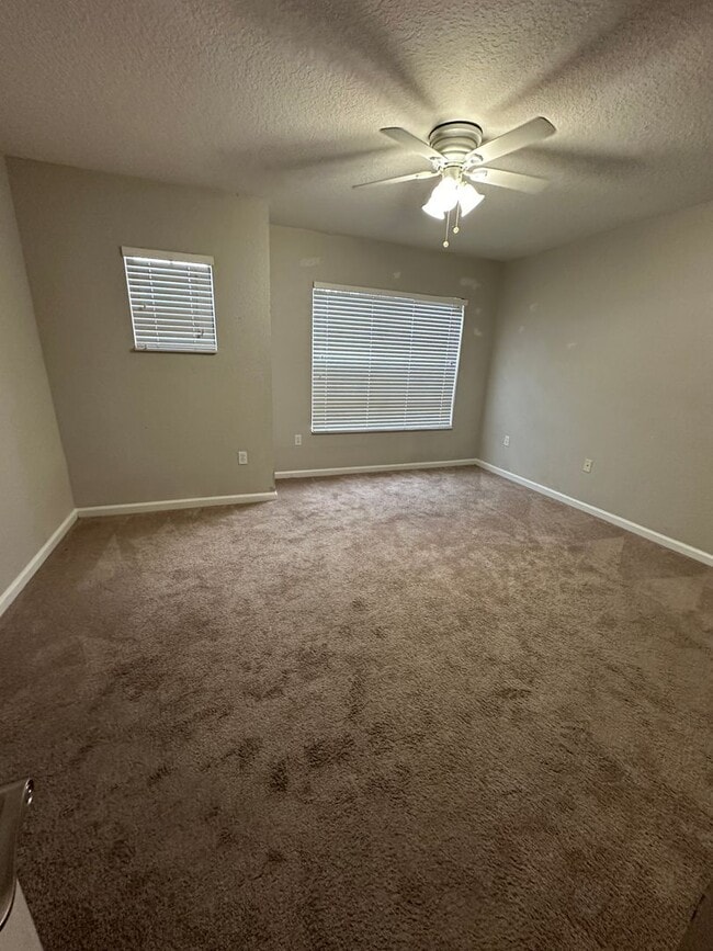 Building Photo - Well maintained townhouse in Spring Isle