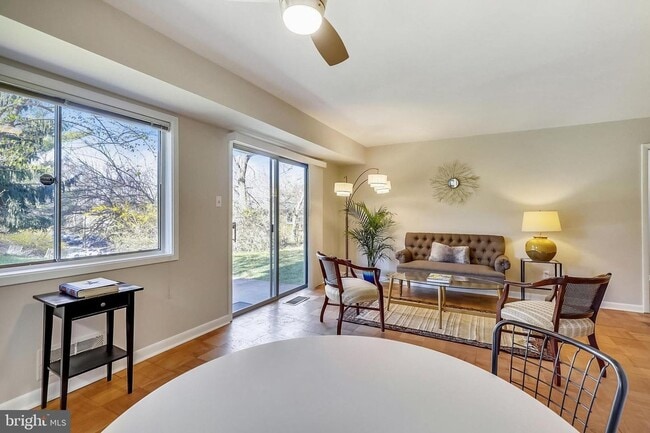 Building Photo - Private and Spacious Condo in Bethesda!