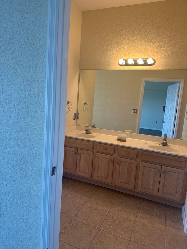 Building Photo - Very spacious 4 bd 3 bath Penthouse on the...