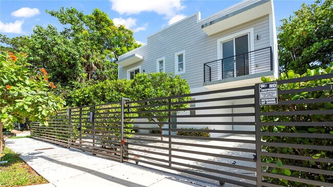 Building Photo - 3823 Thomas Ave