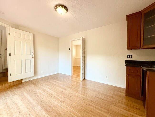 Building Photo - Gorgeously Updated 4-Bed/3-Bath Home & Ent...