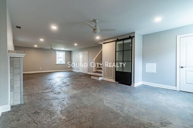 Building Photo - 2410 Albion St